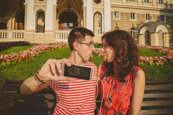 Young Loving Couple Taking Selfie Sitting Bench Center City Fooling — Stockfoto