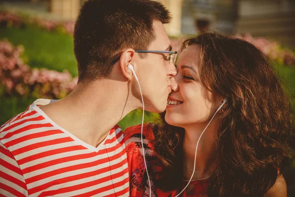 Couple Heureux Avec Écouteurs Partageant Musique Téléphone Intelligent Dans Parc — Photo