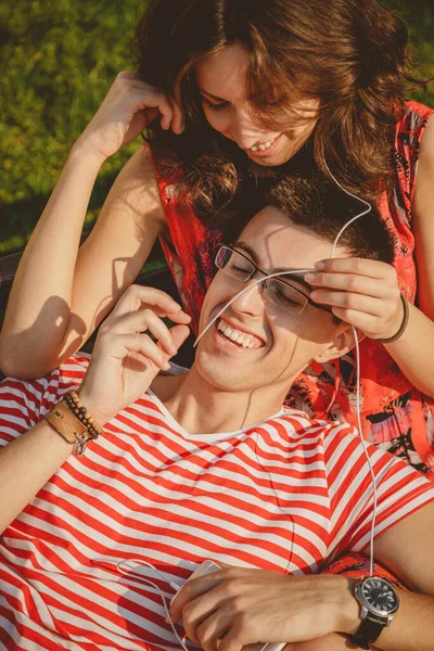 Šťastný Milující Pár Sluchátky Poslech Hudby Chytrého Telefonu Objímání Venku — Stock fotografie