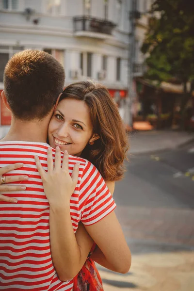 Beautiful Young Smiling Couple Love Hugging Sitting Outdoors Green City — Stock Photo, Image