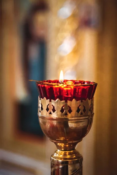 Lâmpada Ícone Vermelha Dourada Acesa Vela Igreja Detalhes Igreja Cristã — Fotografia de Stock