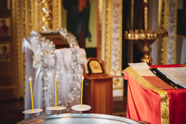 Kirkossa Ristiäiset Lasten Kynttilät Kastekirjasin Yksityiskohdat Ortodoksisessa Kristillisessä Kirkossa — kuvapankkivalokuva