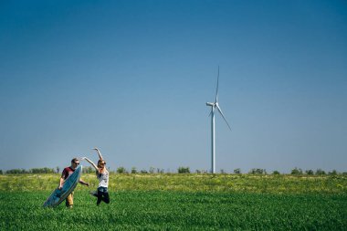 ODESSA, UKRAINE - 20 Mayıs 2015: Sörf tahtası olan sevimli genç bir çift hippi plaja gidiyor.