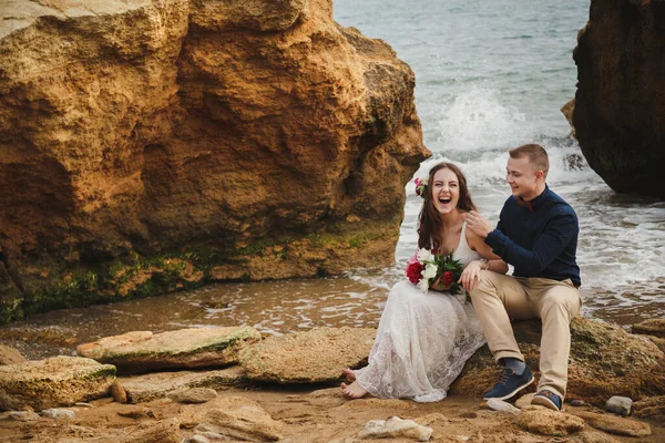 Cerimônia Casamento Livre Praia Perto Mar Elegante Noivo Sorridente Feliz — Fotografia de Stock