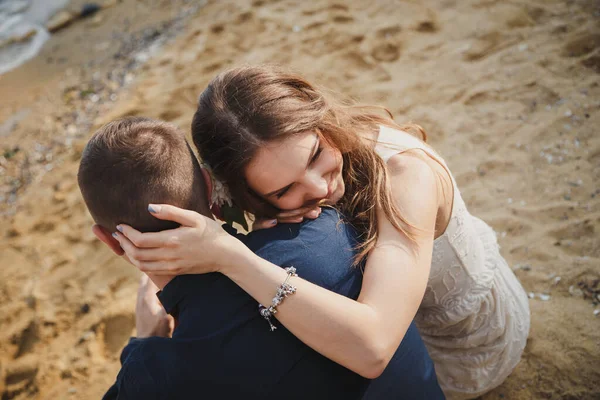 Upacara Pernikahan Luar Pantai Menutup Pasangan Romantis Yang Bahagia Bersama — Stok Foto