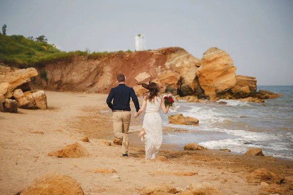Cerimônia Casamento Livre Praia Perto Mar Elegante Belo Noivo Noiva — Fotografia de Stock