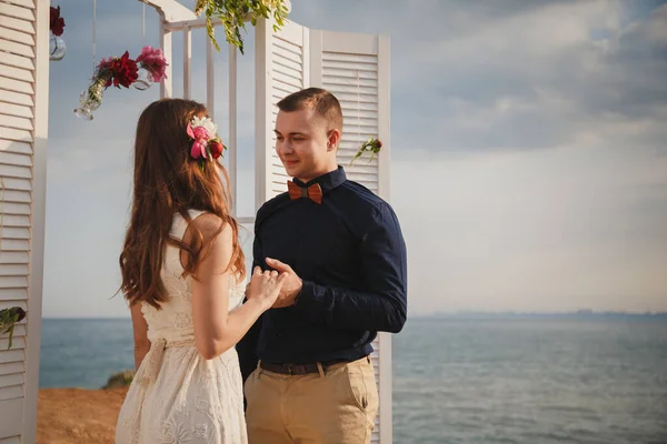 Cerimonia Nuziale Sulla Spiaggia All Aperto Elegante Felice Sposo Sorridente — Foto Stock