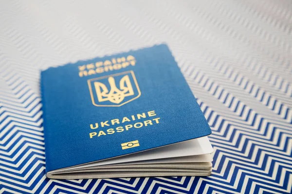 Közelkép Ukrán Kék Nemzetközi Biometrikus Útlevél Azonosító Chip Fehér Kék — Stock Fotó