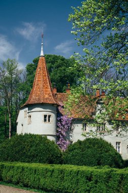 Carpathian, Ukrayna - 6 Mayıs 2017: Schoenborn veya Schonborn av Sarayı, Beregvar Kalesi, Karpat Dağları, Ukrayna. Seyahat kavramı.