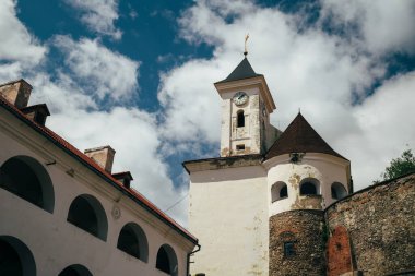 Palanok Kalesi ya da Mukachevo Kalesi, saat kulesine yakın. Mukachevo, Ukrayna.
