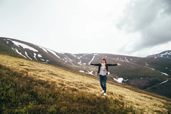 Gelukkig Lachend Toeristisch Meisje Blauwe Jeans Gestreept Shirt Bergen Omgeven — Stockfoto