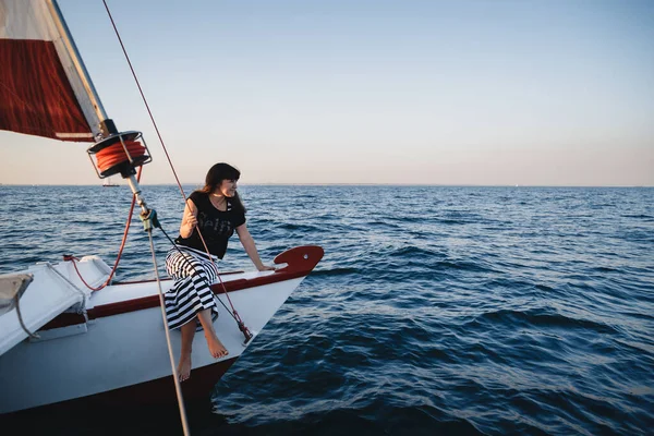 Молодая Красивая Женщина Черной Рубашке Полосатой Юбке Роскошной Яхте Море — стоковое фото