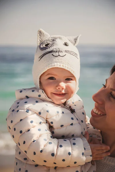 Mutlu Sevgi Dolu Bir Aile Anne Küçük Kızı Okyanus Kenarında — Stok fotoğraf