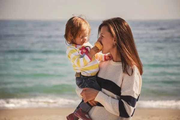 Mutlu Sevgi Dolu Bir Aile Anne Güzel Bir Kız Okyanus — Stok fotoğraf
