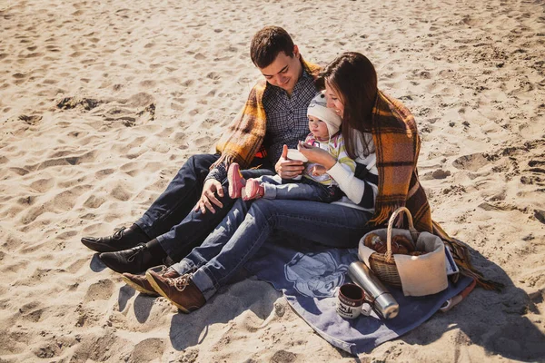 Mladá Šťastná Milující Rodina Malým Dítětem Pikniku Těší Čas Pláži — Stock fotografie