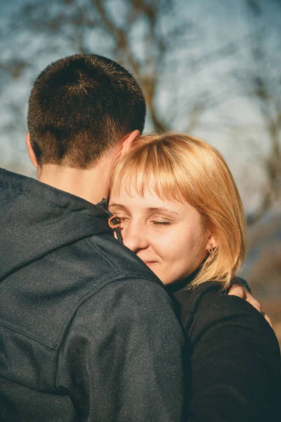Close Cute Young Beautiful Couple Sunset Man Hugging His Girlfriend — Stockfoto