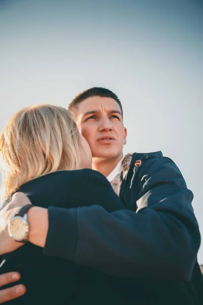 Close Cute Young Beautiful Couple Man Defending Hugging His Girlfriend — Stockfoto