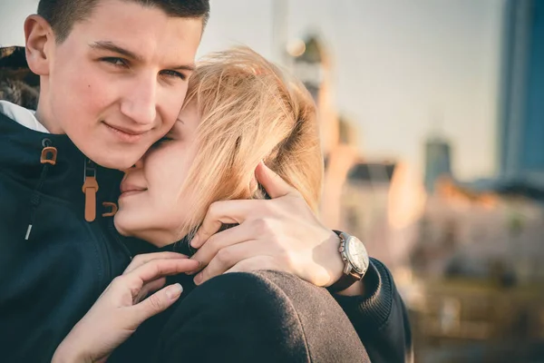 Close Cute Young Beautiful Couple Sunset Man Hugging His Girlfriend — Stockfoto