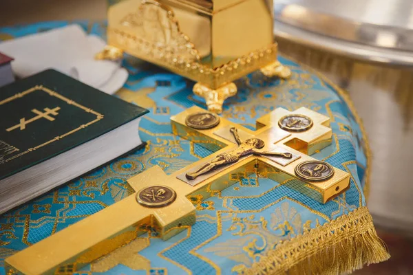 Batismo Igreja Utensílios Religiosos Dourados Bíblia Cruz Livro Orações Missal — Fotografia de Stock