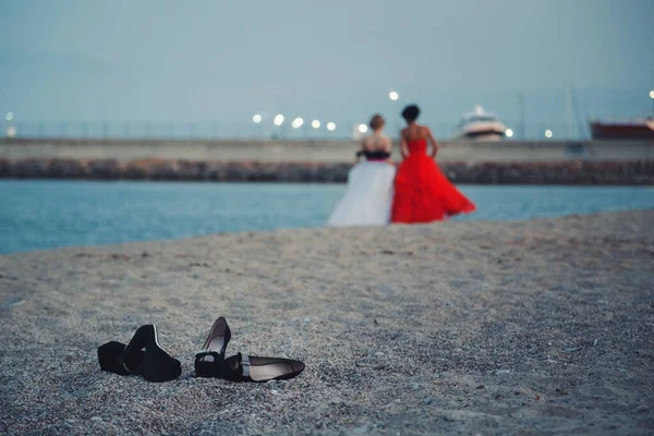 Two Young Girls Fashionable Dresses Walking Sandy Beach Shoes Evening — Fotografia de Stock