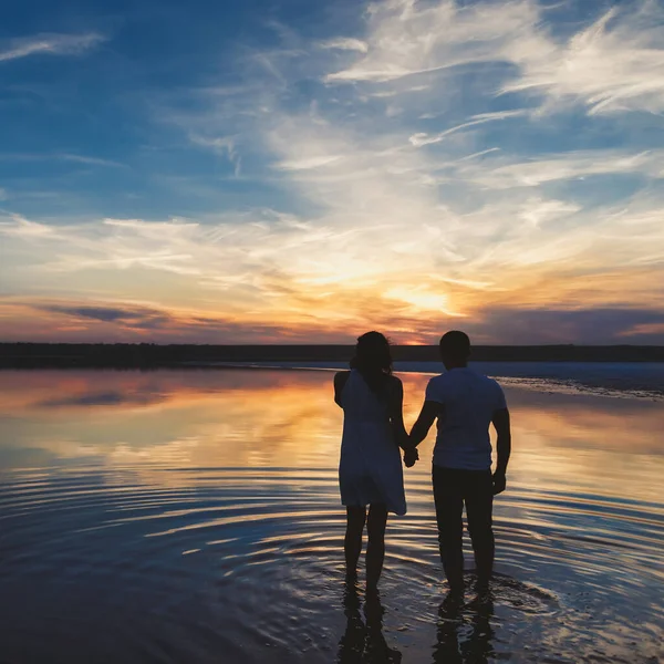 Portrait Silhouette Happy Couple Watching Colourful Bright Sunset Standing Large — Stockfoto