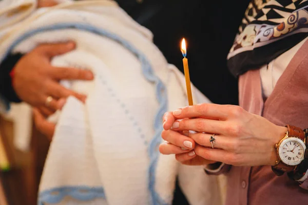 Bautizo Iglesia Mujer Vela Sostenida Cerca Detalles Iglesia Cristiana Ortodoxa — Foto de Stock