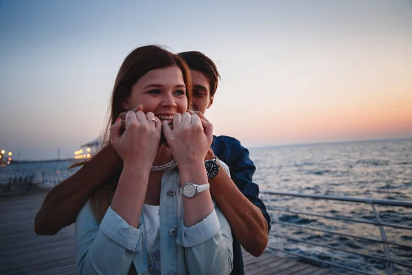 Objímání Pár Pláži Při Východu Slunce Nebe Letní Čas Pobřeží — Stock fotografie