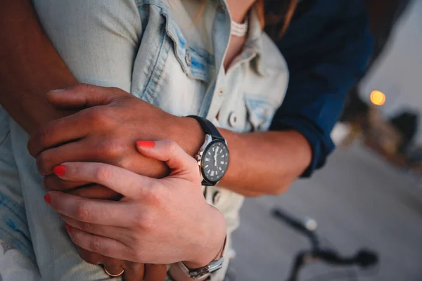 Close Hugging Couple Beach Sunrise Sky Summer Time — Foto de Stock