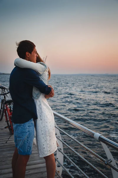 Young Couple Watching Sunrise Beach Hugging Together Seashore Summer Beach — Stock Photo, Image