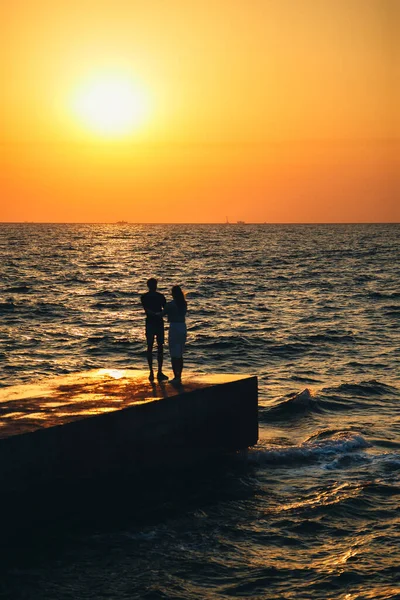 Silhouette Couple Standing Pier Watching Sunrise Beach Summer Time — стоковое фото