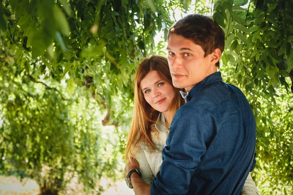 Happy Stylish Loving Couple Hipsters Hugging Park — Stockfoto