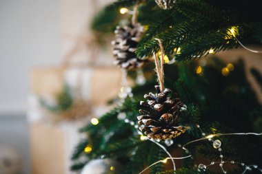 Sarı Noel ışıkları, oyuncaklar ve konilerle Noel ağacını kapatın. Xmas ve Yeni Yıl konsepti.