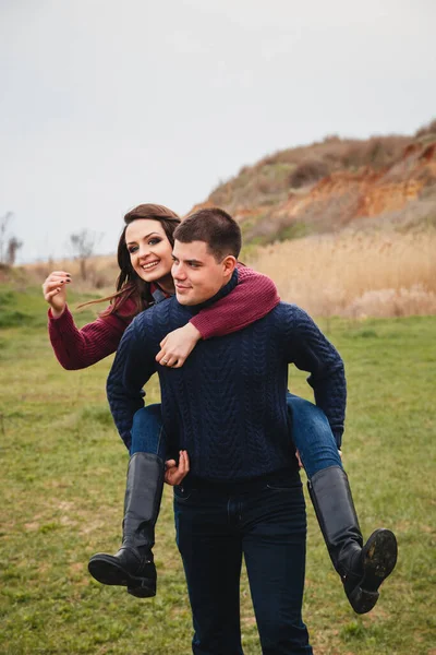 Cute Young Couple Kidding Piggybacking Middle Green Field Good Day — Foto Stock