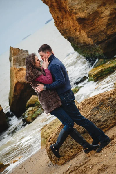 Close Romantic Attractive Young Couple Hugging Coast — Fotografia de Stock