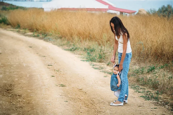 Happy Young Mother Small Daughter Hands Who Trying Make Her — Φωτογραφία Αρχείου