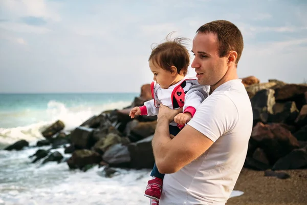 Close Small Baby Girl Sweatshirt Father Hands Sea Coast — Stockfoto