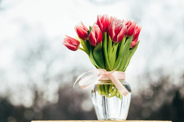 Bouquet Fresh Pink Tulips Glass Vase Outdoors Bunch Flowers — Fotografia de Stock