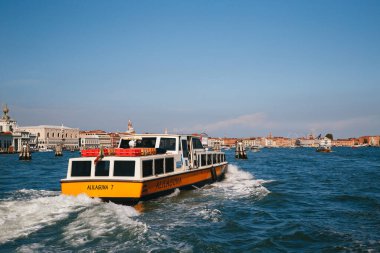 Venedik, İtalya - 9 Eylül 2018 Venedik 'in merkezinde güneşli bir günün ortasında San Marco havzasında bir feribot, bir su taksisi yaklaşıyor.