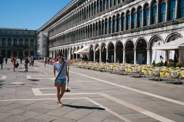 Venice Italië September 2018 Jonge Glimlachende Vrouwelijke Toerist Wandelend Het — Stockfoto