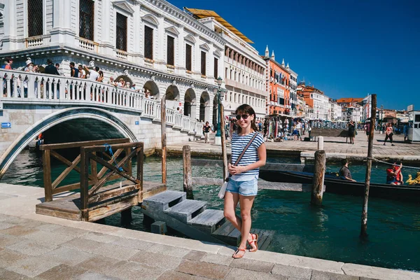 Venetië Italië September 2018 Een Jonge Toerist Die Vlakbij Ponte — Stockfoto