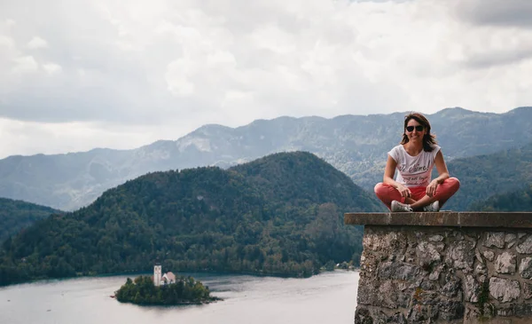 Young Smiling Woman Tourist Sitting Bled Castle Wall Lake Bled — Stockfoto