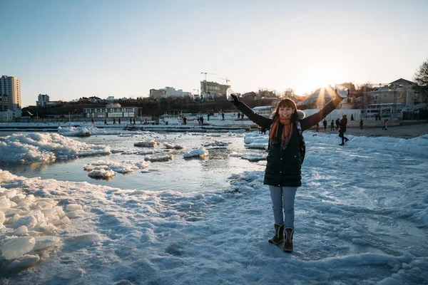 Odessa Ukraine February 2017 Young Smiling Woman Standing Frozen Coast — Stock fotografie