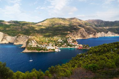 Asos köyünün muhteşem manzarası, Assos yarımadası ve mavi İyon Denizi suyu. Gökyüzü manzarası, ünlü ve son derece popüler Cephalonia, Yunanistan ve Avrupa 'daki yaz manzarası