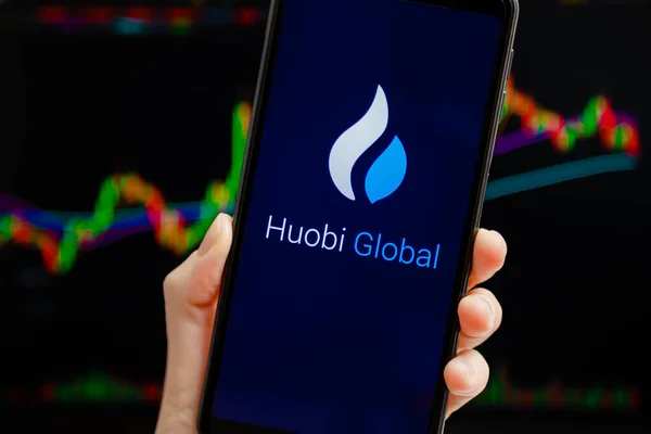 Ukrayna Odessa Ekim 2021 Huobi Global Mobil Uygulaması Arkaplanda Şamdan — Stok fotoğraf