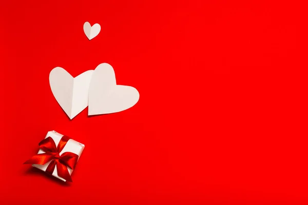 Valentine Day Composition Small White Gift Box Red Ribbon White — Fotografia de Stock