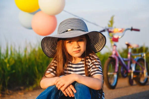 Cute Little Unhappy Girl Big Sun Hat Sitting Road Her — Stock Photo, Image