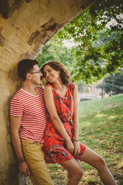Smiling Couple Red Clothes Love Outdoors Big Tree Looking Each — Stock Photo, Image
