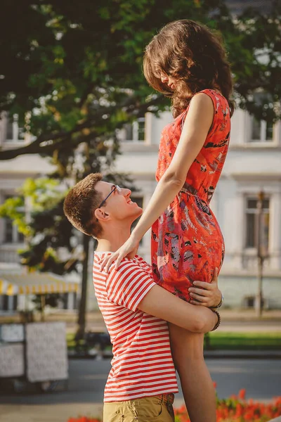 Young Happy Couple Hugging Looking Each Other City Street Summertime — Stock Photo, Image