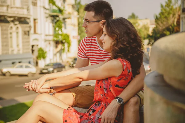 Cute Young Couple Love Hugging Sitting Outdoors Green City Street — ストック写真