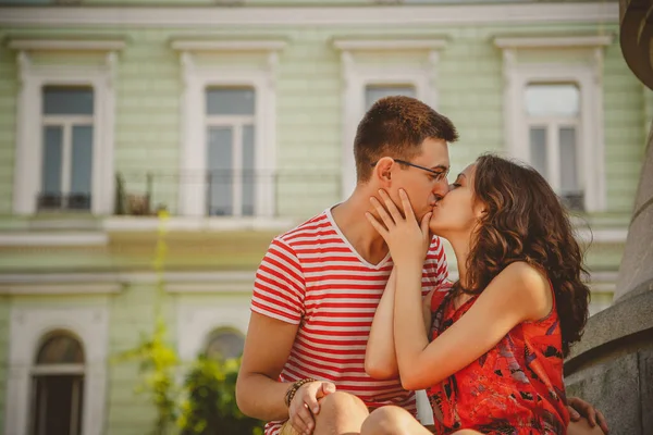 Beautiful Young Smiling Couple Love Kissing Hugging Sitting Outdoors Green — Stockfoto